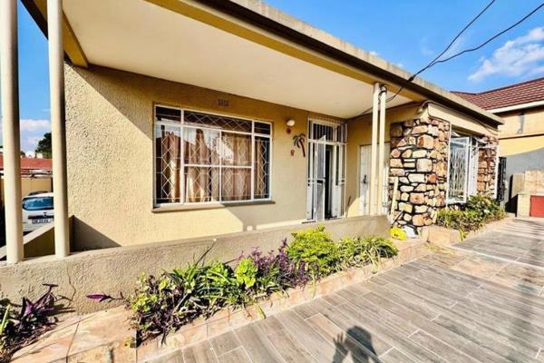 3 bedroom,2 sitting area, big kitchen and 2 bathrooms ( including en-suite) R9000 rent electricity prepaid
Admin fee R1000
Credit ...