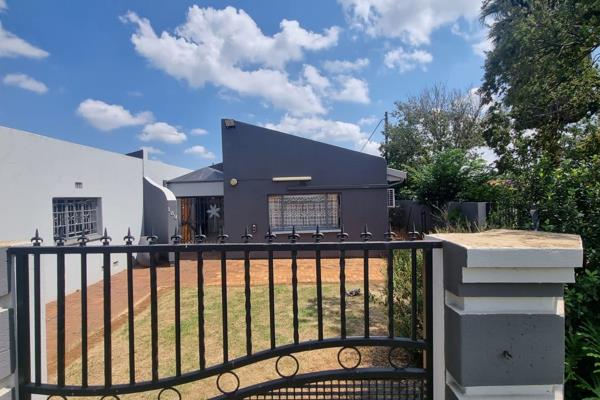 Beautiful home in Lenasia Ext 3 for sale
This family home consists of 4 bedrooms with ensuite
Lounge, dining room , fitted kitchen. ...