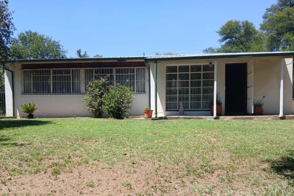 3 spacious bedrooms and build in Cupboards 

Kitchen with Steel tops, Steel cupboards and tiles 

Living room with carpet wood ceiling ...