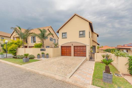 2 Bedroom House for sale in Glen Marais