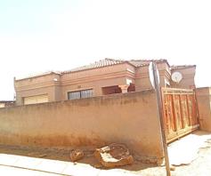 House for sale in Moleleki