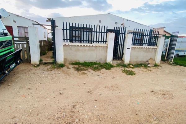 These block of flats are situated in wells estate. Fully tenanted with monthly rental of R1000 each flat. Safe neighborhood and walking ...