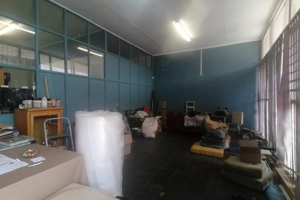 Big building in the center of Krugersdorp Central, presenting a good investment opportunity. If you are looking for space and ideal ...