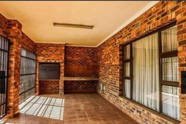 3 Bedrooms;
2 Full Bathrooms;
Kitchen with Open Plan Lounge going out to your balcony;
Pre Paid Electricity; 
Pet Friendly.