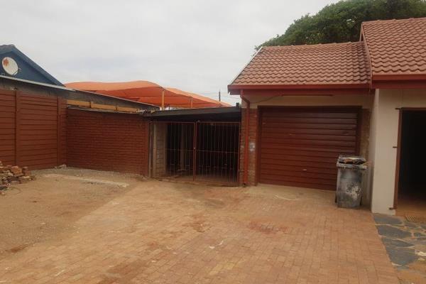 Spacious 3 Bedroom House to Rent in Magalieskruin, Immediatly Available!

Key Features

1 Main Bedroom with En-Suite Bathroom
2 ...