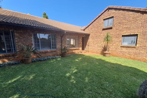 Doornpoort beautiful 3 bedroom house for sale with 2 bedrooms open plan Family/ TV room Dining room, 2 bathrooms, beautiful practical ...