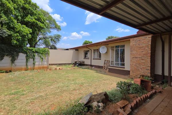 Fixer-Upper House with Flatlet – Great Investment Opportunity

This spacious property on a generous 1240m&#178; corner stand presents ...