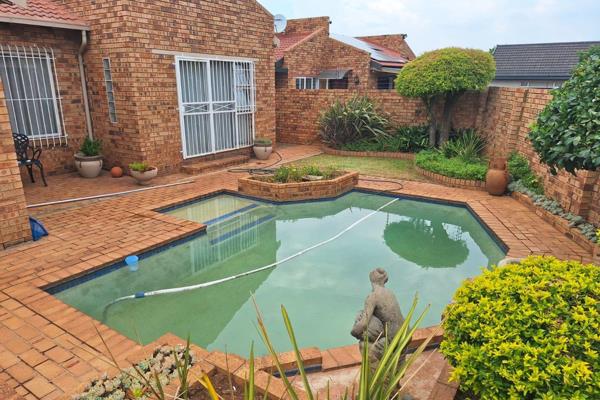 Discover this beautiful and well-maintained home in the sought-after neighborhood of Parkrand, Boksburg.

Property Features:
? 2 ...