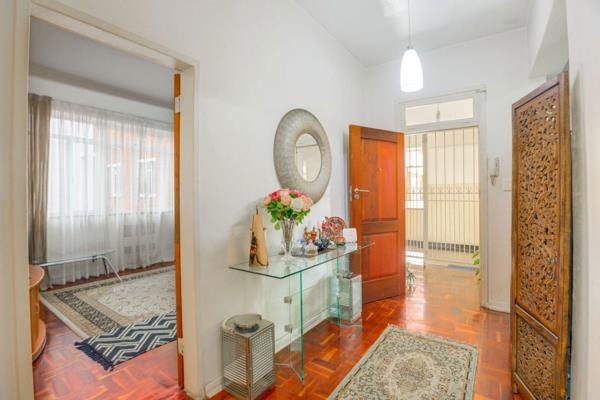 Eco-friendly Urban Elegance
Wide, inviting passages lead you to this charming second-floor apartment, where fabulously high ceilings ...