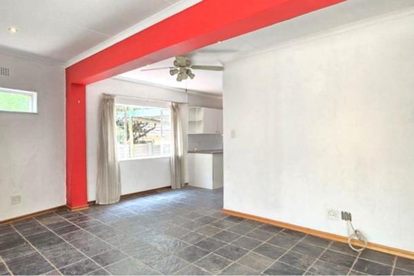 This delightful garden cottage is situated in the residential area of Randpark Ridge ...