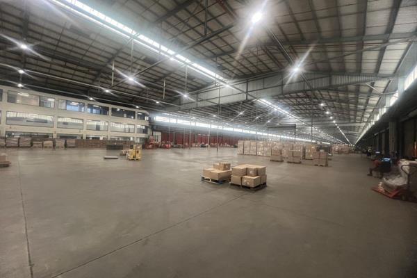 This premium cross-docked warehouse offers an exceptional opportunity for logistics ...