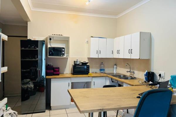 A lovely bachelor flat is available in Berea. 
It has an open-plan bedroom and kitchen with built-in cupboards.
1 parking ...