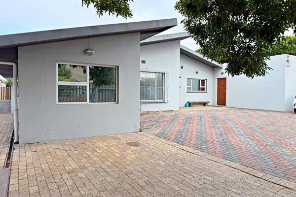 Available Immediately
Spacious 2 Bedroom granny flat/Separate Entrance
Open plan living area 
Secure parking 2 vehicles behind ...