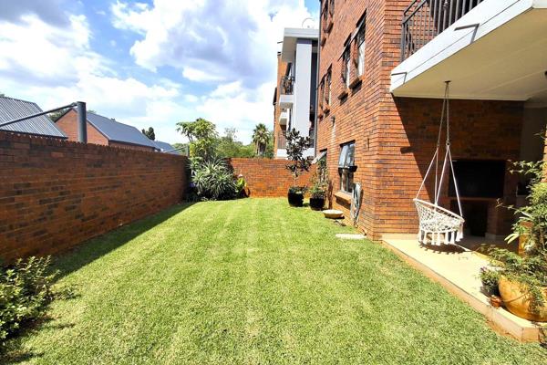 Exceptional Value – A Luxurious Retreat in the Heart of Craighall - This rare pet-friendly garden apartment (dogs and cats allowed), offers an incredible blend of spaciousness, affordability, and luxury in the highly sought-after security complex. With its modern design ...