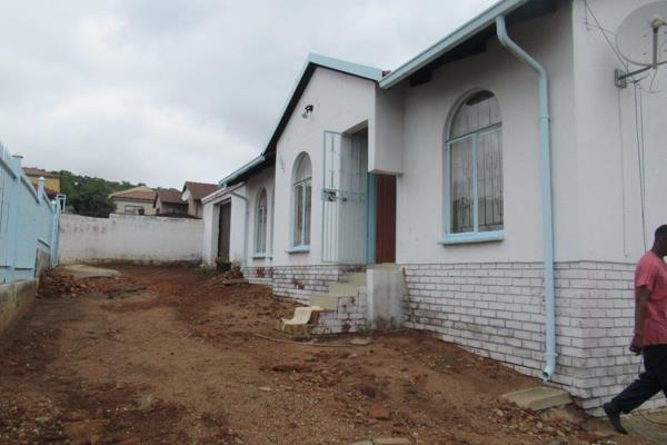 Cosy 3 bedroom house in Morulaview

Welcome to this beautiful  and cosy 3 bedroom house in Morulaview.

This property is situated ...