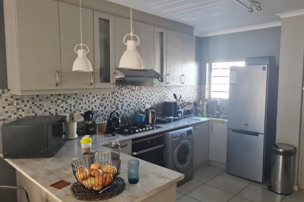 3 Bedroom Duplex in Zandwijk Estate

Your home to be is situated in the well known suburb of Langeberg Ridge. Walking distance to ...