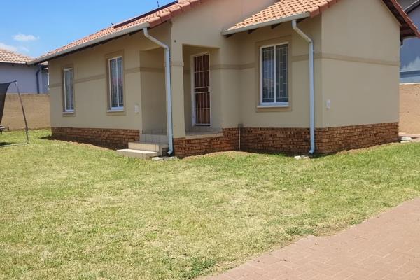 Location: Blue Hills, Extension 15, Midrand

Description:
We present a beautiful 3-bedroom standalone house with 1 bathroom ...