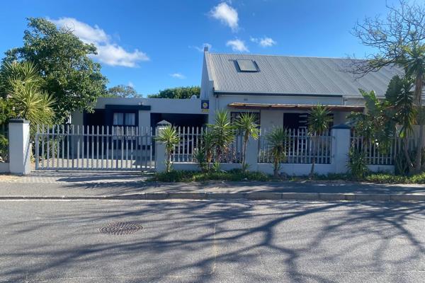 Elegant French-Inspired Home in Affluent Oakdale  

Nestled in the prestigious suburb ...