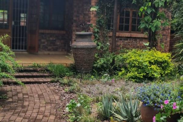 Beautiful 2 bedroom home in Macadamia Village situated next to the Tzaneen dam.  
Retire with peace of mind in this safe village.   ...