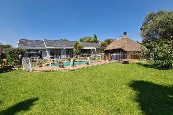 This family home boasts thr perfect blend of style, comfort ans perfection. It has a landscaped garden with a stunning blue pool and ...