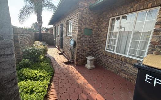 2 Bedroom Townhouse for sale in Die Hoewes