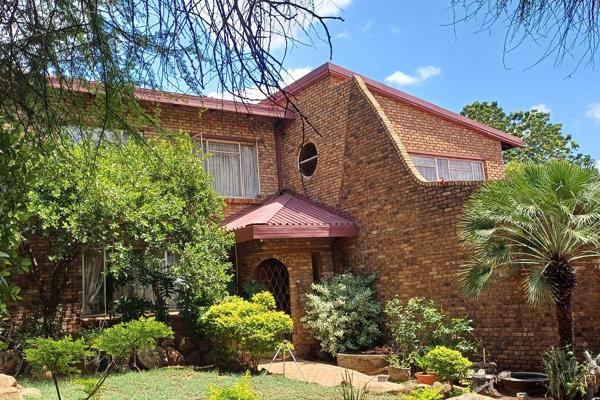 New in the market !!! 4 Bedroom House for Sale in Elandsrand
This neat and spacious double-storey facebrick house with 4/5 bedrooms ...