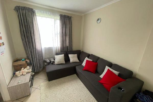 This comfortable modern apartment features 

-2 Spacious bedrooms with BIC in both ...