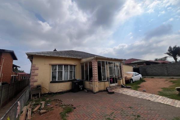 For Sale: Spacious Family Home with Multiple Cottages and Rental Potential in Haddon, Johannesburg

Welcome to this charming and ...