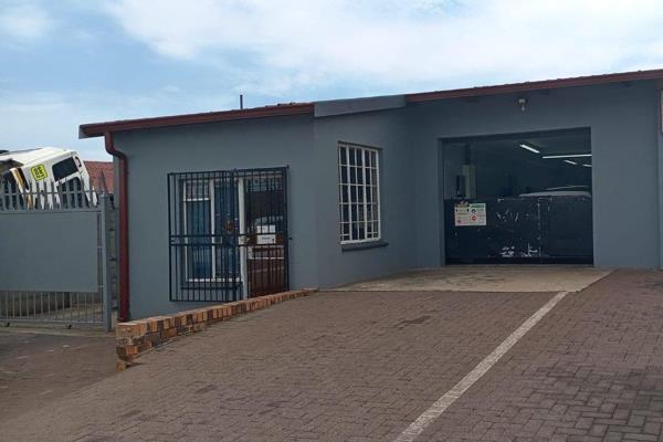 Here is an opportunity to own a workshop on a busy street. 
Industrial area big enough to start a laundry, car workshop or to park ...