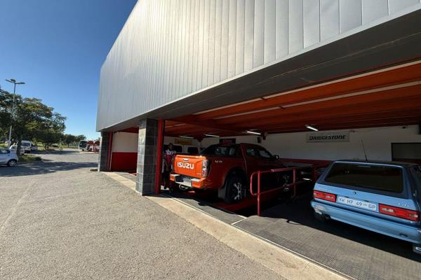 This exceptional 360.49m2 workshop, situated at 120 Ontdekkers Road, Roodepoort, offers ...