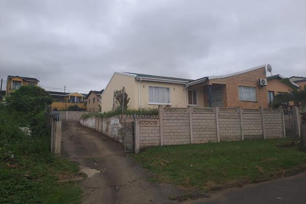 Potential Galore

Basic 4 bedroom house set in the suburb of Westham, this property has a basic kitchen open plan lounge, dining room ...