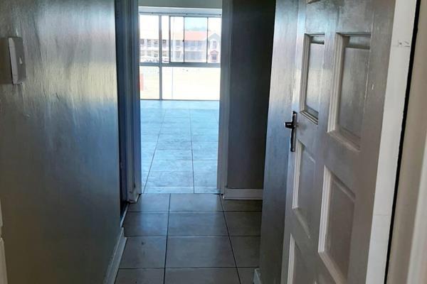 2-bedroom 3rd floor apartment..
On Voortrekker Main road.

•	This property offers
•	2 bedrooms
•	Bathroom – Bath, over the bath ...