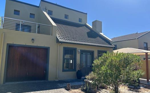 3 Bedroom House for sale in Sandbaai