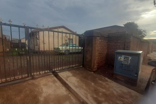 Spacious 2-Bedroom Property in Naledi

Welcome to all 1st time home buyers or investors to this charming 2-bedroom house, Perfect for ...