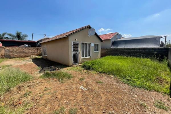 Selling price R650,000
House for sale in Mahube valley close to Mams Mall
This property is very nice a corner stand, First time buyers ...