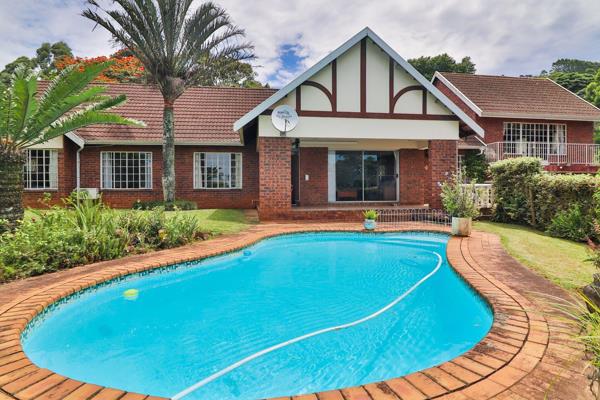 This clinker-brink home offers spacious living rooms and a sparkling pool for those hot summer days. The home offers a large lounge ...