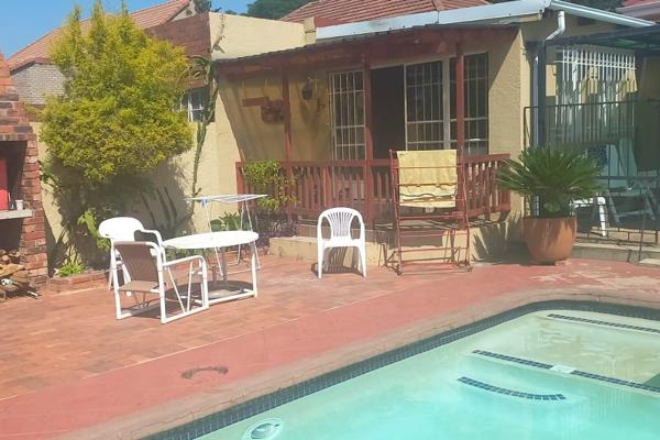 2 BEDROOM COTTAGE IN THE HEART OF LINMEYER
This 2 Bedroom,  Lounge and Dining Room Cottage, plus spacious Kitchen, will suit a Small ...