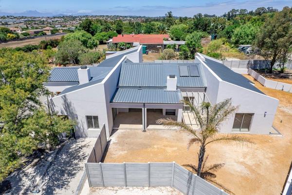 JOINT EXCLUSIVE MANDATE: Welcoming this awesome recently completed luxury home that offers style and easy living as it welcomes the ...