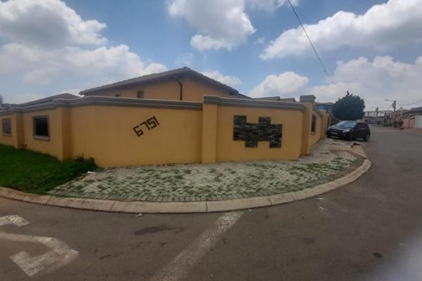 Beautiful 3 Bedroom House To Rent In Devland (Deposit &amp; Admin Fee of R950 Required)

Featuring the following:

3 ...