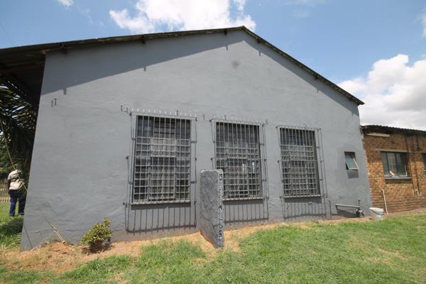 Situated on old Middelburg Road, not far from town.
80m&#178; Under roof, with toilet and 3 phase power. 
Door clearance of 3m.