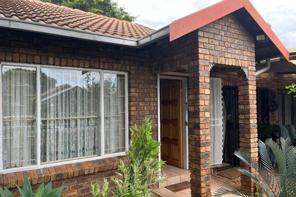 For Sale: Spacious 5-Bedroom Home,  Ample Parking in Annlin, Pretoria
This charming ...