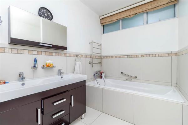 Modern, spacious, bright and sunny apartment in benmore gardens on the 5th floor.


Ben Avon apartment building in Sandton central. ...