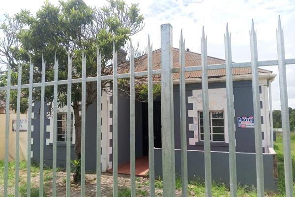 RE/MAX Border presents a spacious office space in the CBD of Mthatha, conveniently located near the main road.
This office offers:
5 ...