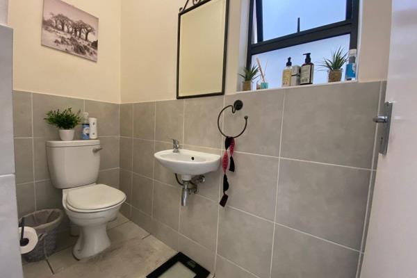 This is a freestanding house offer a spacious studio apartment with its own bathroom ,sink and built in cupboards.
The utilities are ...