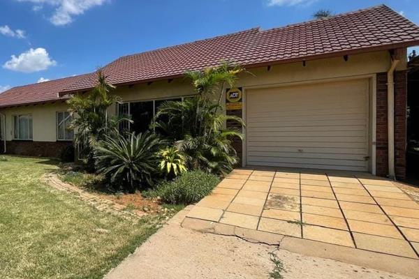 This home is situated in a quiet street approximately 1 km from Curro and the shopping complex as well as easy access to the main ...