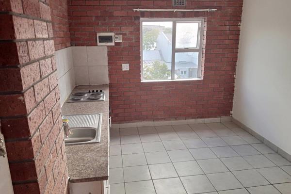 Attractive face-brick apartment on the second floor, off Park Road in Wynberg.

It offers the following:

. Open plan kitchen and ...