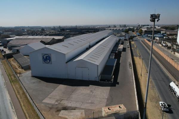 Excellent manufacturing facility available to let in Alrode!! 
This facility offers 2200m2 under roof on a lard stand, with great main ...