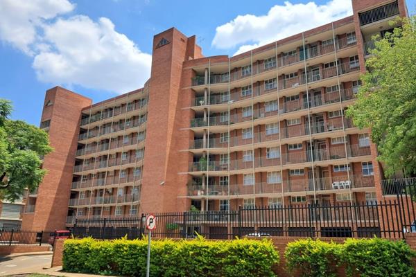 Elegance with a great location!  This 3 bedroom apartment is spacious and perfectly placed with views of Pretoria.  With a floor size ...