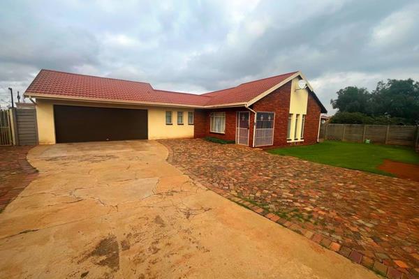 This lovely tiled roof family home is waiting for its new owner.

This home offers
3 Spacious bedrooms with built in cupboards
2 ...