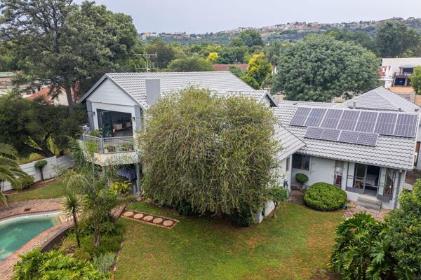 Seller Asking: R3 800 000 
Only considering offers from R2 999 000

This sought-after Nortcliff home offers three interconnecting ...